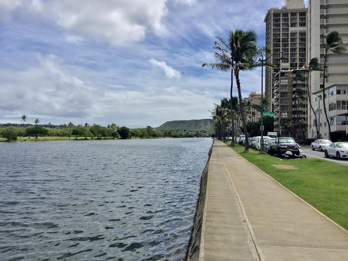 Holiday Surf Hotel Honolulu Exterior photo